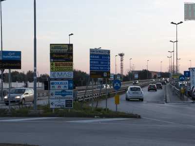 Non ci resta ora che andare a perlustrare la seconda area commerciale presente in zona. Ritorniamo alla prima rotonda e riprendiamo strada Santa Caterina, dominata in questo punto da innumerevoli cartelli che indicano i gli ipermercati che incontreremo